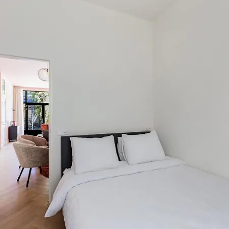 Stylish Next To The Amstel River- Unit F 아파트